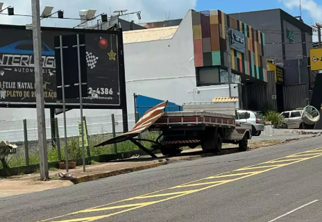Motorista perde o controle e caminhão destrói ponto de ônibus na Ceará