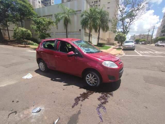 Motoristas ajudam a desvirar carro capotado na 13 de Junho com professora dentro