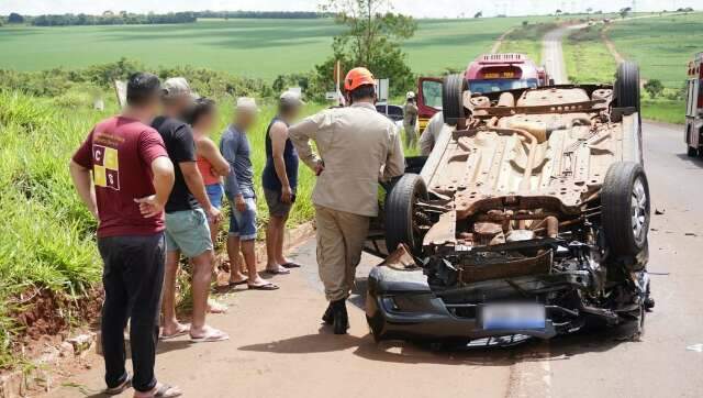 A caminho de balne&aacute;rio, carro de fam&iacute;lia capota no anel rodovi&aacute;rio 