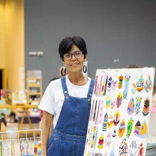 Após 20 anos na mesma profissão, Keila recomeçou com miçangas 