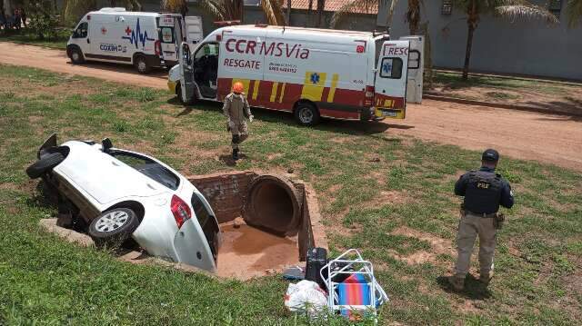 Condutor dorme ao volante, carro cai em canal de drenagem e 4 ficam feridos 