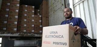 Funcionário carregando urna eletrônica pronta para colocar em caminhão e que será distribuída até março deste ano em todo o país (Foto: Antonio Augusto/Secom/TSE)