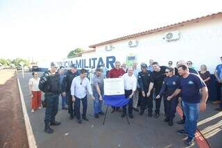 Momento de descerramento da placa de inaugração da nova instalação da Polícia Militar de Mato Grosso do Sul (Foto: João Garrigó)