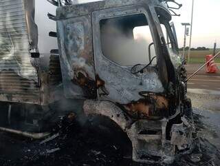 Caminhão destruído pelo fogo em rodovia de MS. (Foto: Divulgação/Bombeiros)