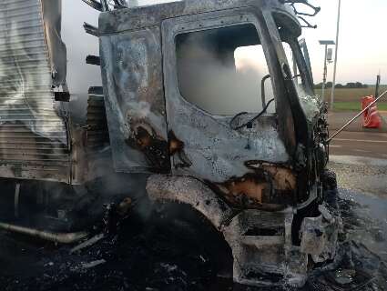Caminhão com alimentos é destruído por fogo na MS-306 