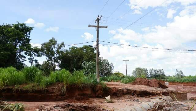 Medo &eacute; constante em rua tomada por eros&atilde;o e poste &agrave; beira de cratera