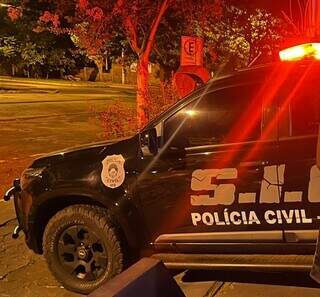 Veículo da Polícia Civil de Dourados durante operação para prender suspeitos (Foto: Divulgação)