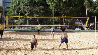 No Belmar Fidalgo turma disputa partida de vôlei na areia. (Foto: Alex Machado)