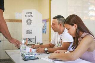 Mesários em sessão de votação nas eleições 2022 (Foto: Henrique Kawaminami)