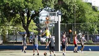 Jovens jogam partida de basquete no Parque Belmar Fidalgo. (Foto: Alex Machado)