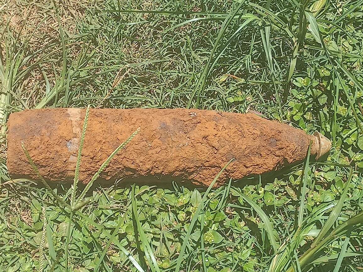 Moradora encontra bala de canhão enterrada no quintal de casa