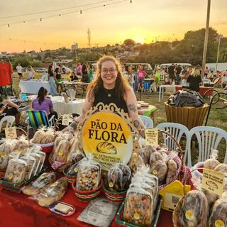 Padeira de mão cheia, Flora faz de foccacia a pão de cerveja
