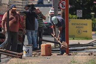 Ponto de ônibus danificado por colisão é arrumado na Rua Ceará, em Campo Grande (Foto: Marcos Maluf)