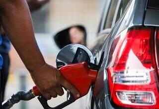 Frentista abastecendo carro em posto de gasolina de Campo Grande (Foto: Henrique Kawaminami)