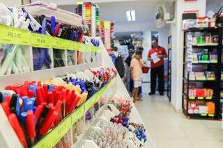 Em lojas de papelaria, furto de canetas e lápis são frequentes, segundo relato de comerciantes (Foto: Henrique Kawaminami)