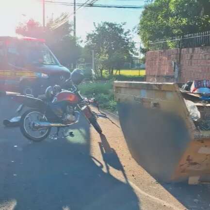 Motociclista fica ferido ao colidir em ca&ccedil;amba estacionada em rua 