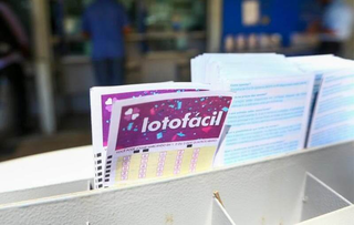 Volante da Lotofácil em agência lotérica. (Foto: Valter Campanato/Agência Brasil)