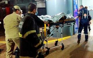 Momento em que a vítima chegava no Hospital da Vida (Foto: Adilson Domingos)