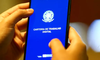 Candidato abre aplicativo da Carteira de Trabalho no aparelho celular. (Foto: Marcelo Camargo/Agência Brasil)