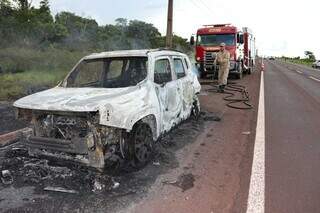 Veículo Jeep Renegade totalmente queimado após incêndio (Foto: Osmar Daniel Veiga) 