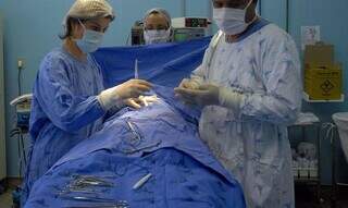 Procedimento de laqueadura sendo realizado em paciente (Foto: Agência Brasil)