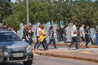 Candidatos chegam em local de provas para concurso na Capital (Foto: Arquivo/Marcos Maluf)