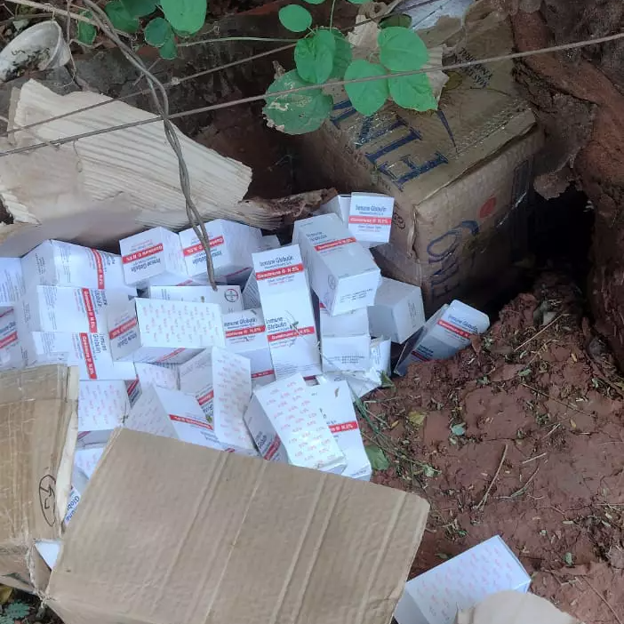 Caixas com medicamento que vale R$ 2.200 são descartadas em terreno baldio