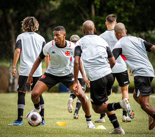 Jogadores do Vasco em treino com bola (Foto: Matheus Lima)