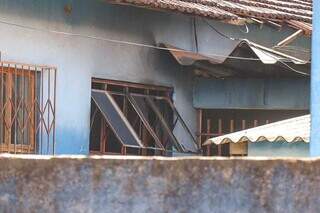Lado de fora mostra a parte da cozinha que foi atingida por fogo. (Foto: Henrique Kawaminami)