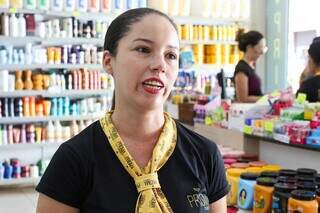 Gerente da loja de cosméticos, Vanessa diz que pelo menos uma vez no mês aparecem clientes com notas falsas (Foto: Henrique Kawaminami)