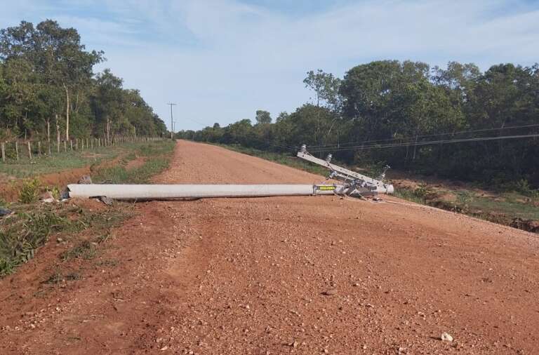 Poste quebrado caído na pista após batida (Foto: Rio Verde News)