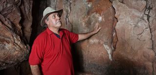 Dalton mostrando cavernas que encontrou na propriedade rural. (Foto: Divulgação/Senar MS)