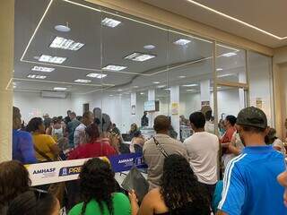 Fila para emitir pagamento registrado na Agência da Emha no Shopping Pátio Central (Foto: Clara Farias)