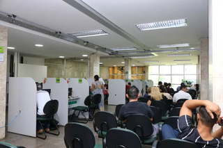 Trabalhadores aguardam por atendimento no saguão da Funtrab. (Foto: Arquivo/Marcos Maluf)