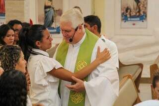 Padre Paulo Sérgio abraça Francine Caroline, viúva de João Carreiro. (Foto: Juliano Almeida)