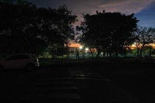 Homem caminha em local escuro do Parque do Sóter (Foto: Juliano Almeida)