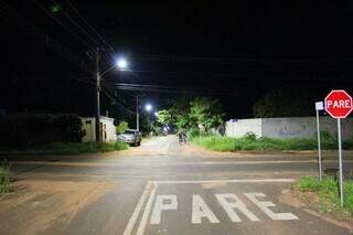 Movimentação de pessoas entre as ruas Celina Bais Martins e Galileu. (Foto: Juliano Almeida)