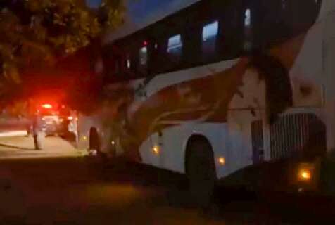 Crian&ccedil;a fica em estado grave ap&oacute;s ser atropelada por &ocirc;nibus