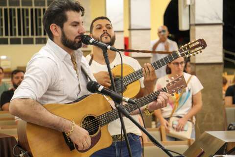 João Carreiro é homenageado com música de Loubet durante missa
