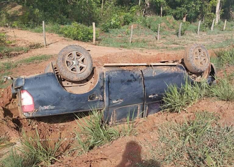 Caminhonete Ranger caída em vala às margens da pista (Foto: Rio Verde News)