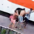 Vídeo mostra desespero diante de criança sob ônibus 