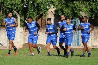 Jogadores do Ivinhema fazendo corrida em volta de gramado para preparação física (Foto: IviNotícias)
