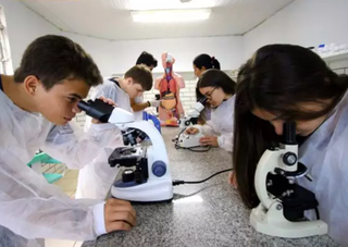 Laboratório de ciências bem equipado, que complementa a metodologia de ensino