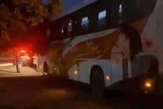 Ônibus envolvido em acidente na noite desta segunda-feira. (Foto: Folha MS)