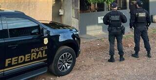Policiais durante cumprimento de mandado em um dos endereços alvo. (Foto: Divulgação/PF)