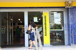 Consumidora entrando no Banco do Brasil para atendimento (Foto: Osmar Daniel)