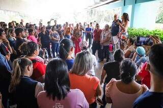 Funcionários reunidos em assembleia na tarde desta quarta-feira (Foto: Henrique Kawaminami)