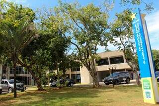 Fachada da Secretaria de Justiça e Segurança Pública de Mato Grosso do Sul (Foto: Juliano Almeida)