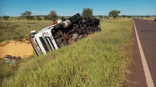 Caminhão com milho tombado às margens de estrada (Foto: Elenize Oliveira, Cenário MS)