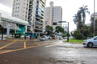 Asfalto molhado depois de pancada de chuva atingir região central da Capital (Foto: Juliano Almeida)